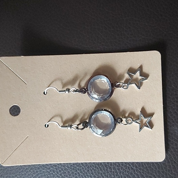 Hello ladies I am selling all the fashion earings for sale each $35.00 . - Picture 2 of 11